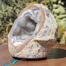 Load image into Gallery viewer, Ice Blue Dugway Geode Wide Chamber