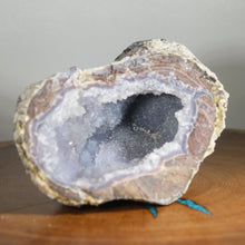 Load image into Gallery viewer, Blue Deep Chambered Dugway Geode - Fluorescent