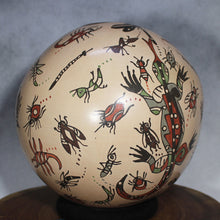 Load image into Gallery viewer, Mata Ortiz Pottery - Señor Beto Reyes - Insects & Reptiles