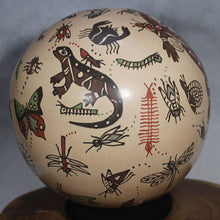 Load image into Gallery viewer, Mata Ortiz Pottery - Señor Beto Reyes - Insects & Reptiles