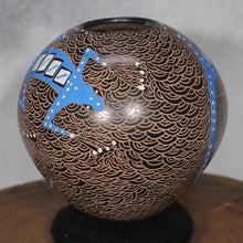 Load image into Gallery viewer, Mata Ortiz Pottery - Ms. Dalila Lucero - Blue Lizard on Brown
