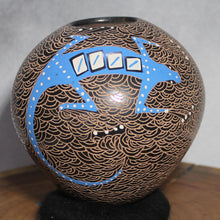 Load image into Gallery viewer, Mata Ortiz Pottery - Ms. Dalila Lucero - Blue Lizard on Brown