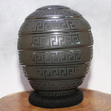 Load image into Gallery viewer, Señor Eli Ortiz - Beehive Pottery - Mata Ortiz Original