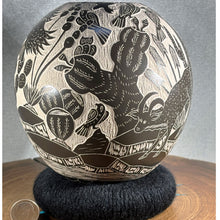 Load image into Gallery viewer, Señor Hilario Quezada Jr. - Chihuahua Wildlife Round - Mata Ortiz Pottery
