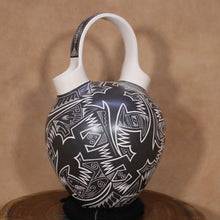 Load image into Gallery viewer, Señor Humberto Piña - Double Spout Vase - Interlocking Lizards - Mata Ortiz Pottery