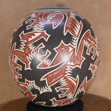 Load image into Gallery viewer, Señor Humberto Piña - Lizards All Over - Mata Ortiz Pottery