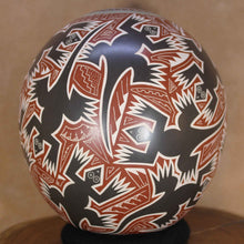 Load image into Gallery viewer, Señor Humberto Piña - Lizards All Over - Mata Ortiz Pottery
