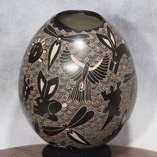 Load image into Gallery viewer, Mata Ortiz Pottery - Artists Alex Ortega and Vivi Silveira - Multitude Wildlife
