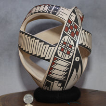 Load image into Gallery viewer, Mata Ortiz Pottery - Señor Che Pedregon - Open Concept Design