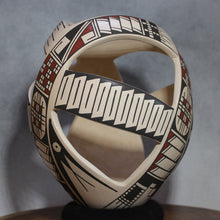 Load image into Gallery viewer, Mata Ortiz Pottery - Señor Che Pedregon - Open Concept Design