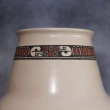 Load image into Gallery viewer, Mata Ortiz Pottery - Señor Tavo Silveira - Chihuahua Cream Glaze