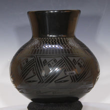 Load image into Gallery viewer, Mirror Black Pottery Mata Ortiz Tradition