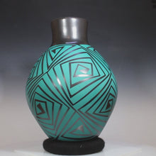 Load and play video in Gallery viewer, Video mata ortiz pottery sharp green on black