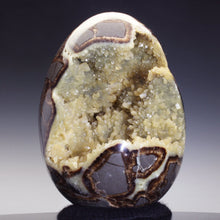 Load image into Gallery viewer, Geode Septarian crystal