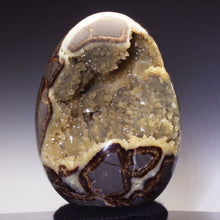 Load image into Gallery viewer, Geode Septarian crystal