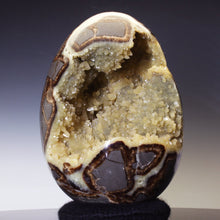 Load image into Gallery viewer, Geode Septarian crystal