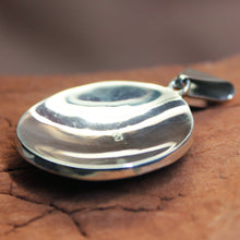 Load image into Gallery viewer, Peruvian Shield Pendant - Urin Huanca.