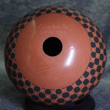 Load image into Gallery viewer, Señor Manuel Rodriguez Guillen - Prairie Dog in Pot - Mexican Mata Ortiz Pottery