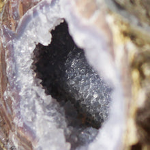 Load image into Gallery viewer, Blue Deep Chambered Dugway Geode - Fluorescent

