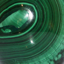 Load image into Gallery viewer, Malachite Crystal Egg - Prominent Eye
