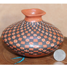 Load image into Gallery viewer, Señor Yoly Ledezma - Fluid Checkered Design - Mata Otiz Pottery
