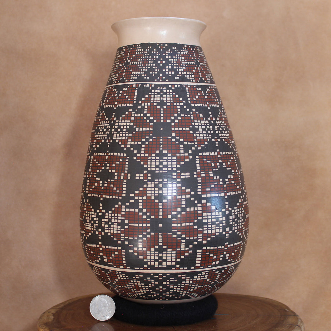 Señor Abraham Gutierrez - Eye Bending Pattern - Mata Ortiz Pottery