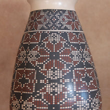 Load image into Gallery viewer, Señor Abraham Gutierrez - Eye Bending Pattern - Mata Ortiz Pottery
