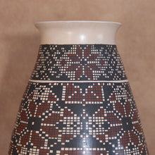 Load image into Gallery viewer, Señor Abraham Gutierrez - Eye Bending Pattern - Mata Ortiz Pottery
