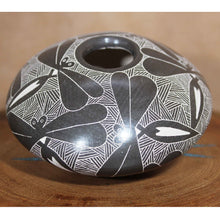 Load image into Gallery viewer, Alex Ortega y Vivi Silveira - One Dozen Drangonflies - Mata Ortiz Pottery
