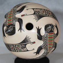 Load image into Gallery viewer, Ms. Angela Corona - 3 Dimensional Lizards - Mata Ortiz Pottery
