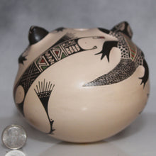 Load image into Gallery viewer, Ms. Angela Corona - 3 Dimensional Lizards - Mata Ortiz Pottery
