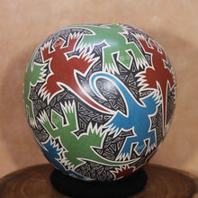 Load image into Gallery viewer, Ms. Belinda Poncé - Lizards Everywhere - Mata Ortiz Pottery
