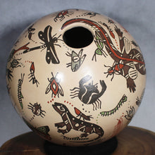 Load image into Gallery viewer, Mata Ortiz Pottery - Señor Beto Reyes - Insects &amp; Reptiles
