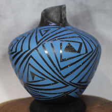 Load image into Gallery viewer, Señor NA Hernandez - Blue on Black - Mata Ortiz Pottery

