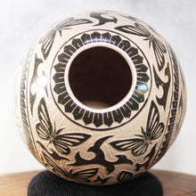 Load image into Gallery viewer, Señor David Bejarano - Hidden Imagery - Mata Ortiz Pottery
