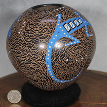 Load image into Gallery viewer, Mata Ortiz Pottery - Ms. Dalila Lucero - Blue Lizard on Brown
