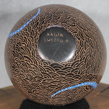 Load image into Gallery viewer, Mata Ortiz Pottery - Ms. Dalila Lucero - Blue Lizard on Brown

