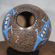Load image into Gallery viewer, Mata Ortiz Pottery - Ms. Dalila Lucero - Blue Lizard on Brown
