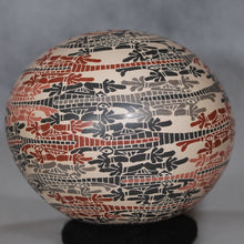 Load image into Gallery viewer, Mexican Mata Ortiz Pottery Interlocking Lizards
