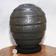 Load image into Gallery viewer, Señor Eli Ortiz - Beehive Pottery - Mata Ortiz Original
