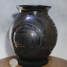 Load image into Gallery viewer, Señor Eli Ortiz - Paquime Feathers - Mata Ortiz Pottery
