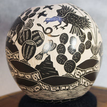 Load image into Gallery viewer, Señor Hilario Quezada Jr. - Chihuahua Wildlife Round - Mata Ortiz Pottery
