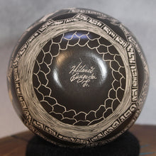 Load image into Gallery viewer, Señor Hilario Quezada Jr. - Chihuahua Wildlife Round - Mata Ortiz Pottery
