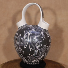 Load image into Gallery viewer, Señor Humberto Piña - Double Spout Vase - Interlocking Lizards - Mata Ortiz Pottery
