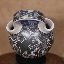 Load image into Gallery viewer, Señor Humberto Piña - Double Spout Vase - Interlocking Lizards - Mata Ortiz Pottery
