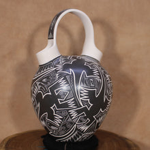 Load image into Gallery viewer, Señor Humberto Piña - Double Spout Vase - Interlocking Lizards - Mata Ortiz Pottery
