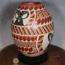 Load image into Gallery viewer, Señor Jonathon Villa - Etched Rams - Mata Ortiz Pottery
