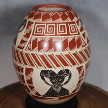 Load image into Gallery viewer, Señor Jonathon Villa - Etched Rams - Mata Ortiz Pottery
