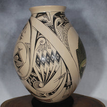 Load image into Gallery viewer, Mata Ortiz Pottery - Señor Manuel Guillen - Eagle &amp; Fish
