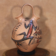 Load image into Gallery viewer, Señor Manuel Mora - Calm Lizards Wedding Vase - Mata Ortiz Pottery
